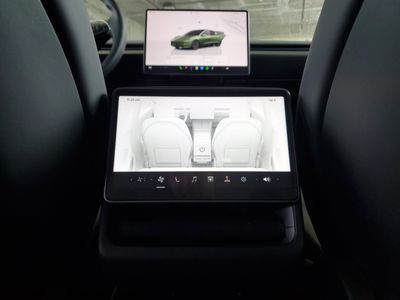 2025 Tesla Model 3 - Photo 11