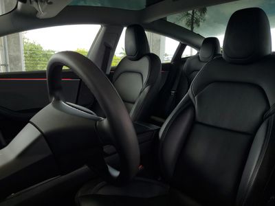 2025 Tesla Model 3 - Photo 17