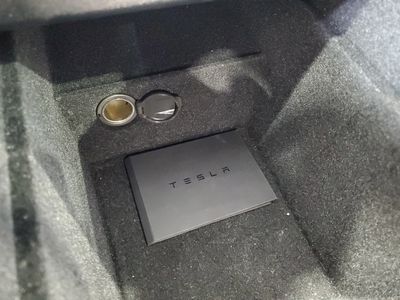 2025 Tesla Model 3 - Photo 28