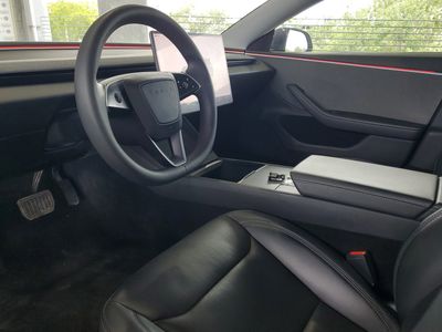 2025 Tesla Model 3 - Photo 15
