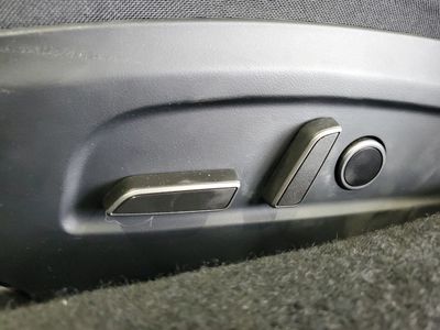 2025 Tesla Model 3 - Photo 18