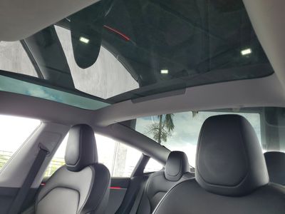 2025 Tesla Model 3 - Photo 19