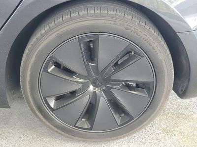 2025 Tesla Model 3 - Photo 5