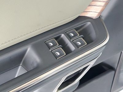 2024 Rivian R1S - Photo 17