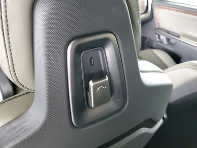 2024 Rivian R1S - Photo 11