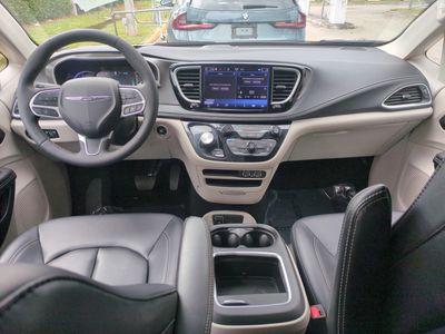 2024 Chrysler Pacifica - Photo 16