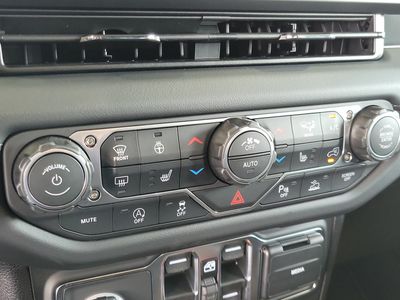 2026 Jeep Wrangler - Photo 25
