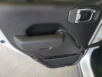 2026 Jeep Wrangler - Photo 13