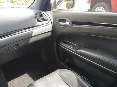 2021 Chrysler 300 — photo 18 view