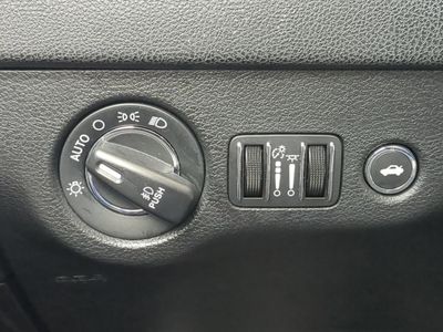 2021 Chrysler 300 — photo 27 view
