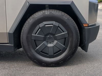 2024 Tesla Cybertruck - Photo 10