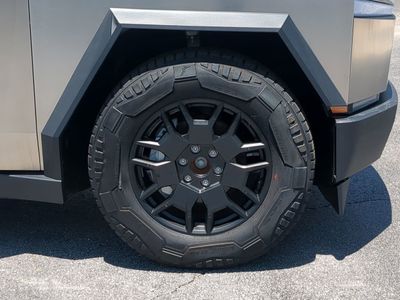 2024 Tesla Cybertruck - Photo 10