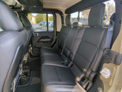 2026 Jeep Gladiator - Photo 15