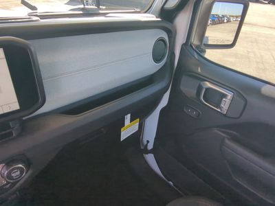 2026 Jeep Wrangler - Photo 18