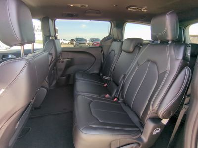 2026 Chrysler Pacifica — photo 17 view