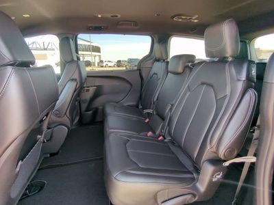 2026 Chrysler Pacifica — photo 17 view