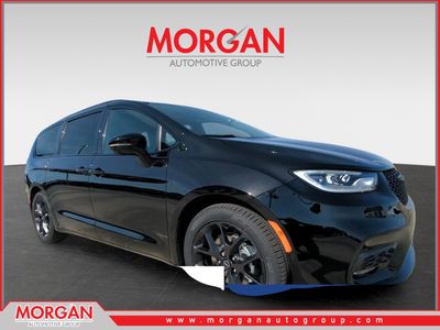 2026 Chrysler Pacifica Select in Black — front three-quarter view