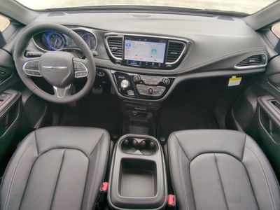 2026 Chrysler Pacifica — photo 18 view