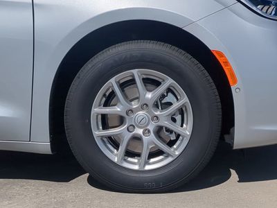 2026 Chrysler Pacifica — photo 11 view