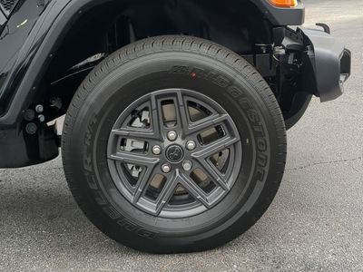 2026 Jeep Gladiator — photo 11 view