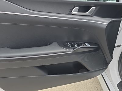 2023 Kia K5 - Photo 17