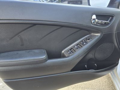2016 Kia Forte 5-Door — photo 16 view