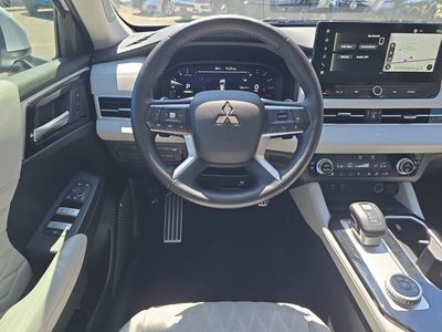 2025 Mitsubishi Outlander - Photo 14