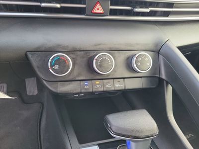2025 Hyundai Elantra - Photo 21