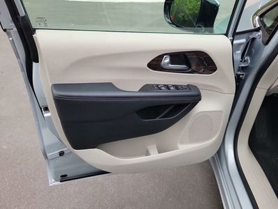 2023 Chrysler Pacifica - Photo 11