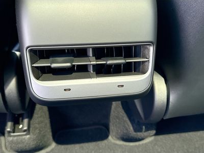 2025 Tesla Model Y - Photo 20
