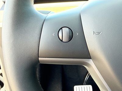 2025 Tesla Model Y - Photo 36