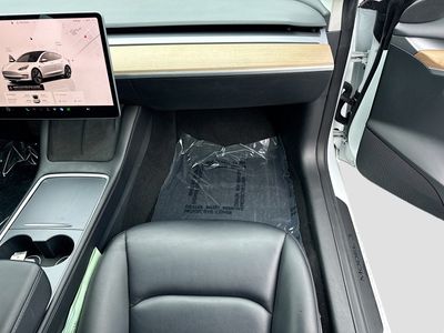 2023 Tesla Model 3 - Photo 17