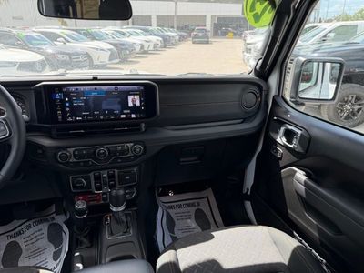2025 Jeep Gladiator - Photo 34