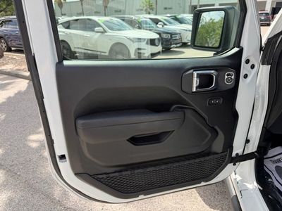 2025 Jeep Gladiator - Photo 13