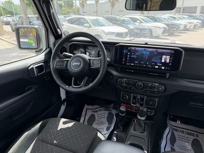 2025 Jeep Gladiator - Photo 33