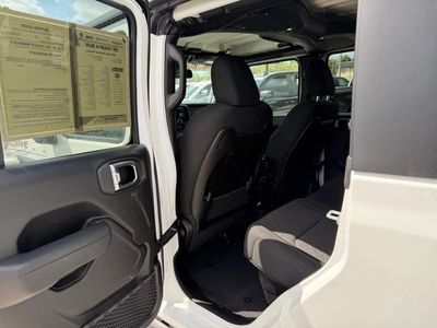 2025 Jeep Gladiator - Photo 27