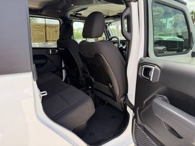 2025 Jeep Gladiator - Photo 30