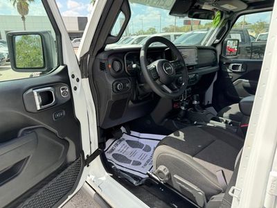 2025 Jeep Gladiator - Photo 15