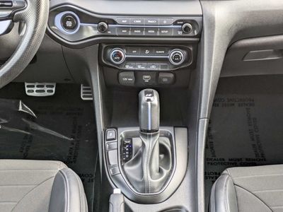 2021 Hyundai Veloster - Photo 18