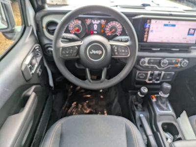 2026 Jeep Gladiator — photo 13 view