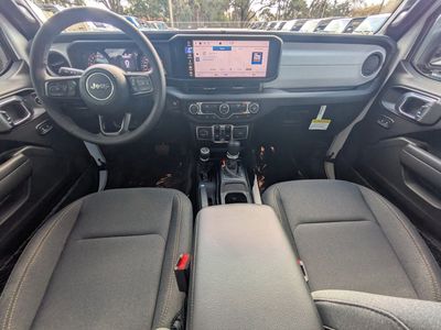 2026 Jeep Gladiator — photo 12 view