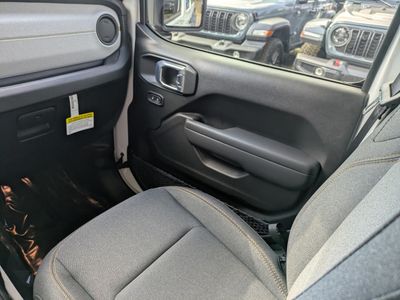 2026 Jeep Gladiator — photo 14 view