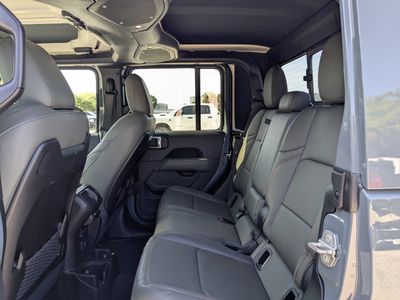 2026 Jeep Gladiator — photo 13 view
