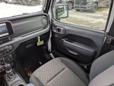 2026 Jeep Gladiator — photo 17 view