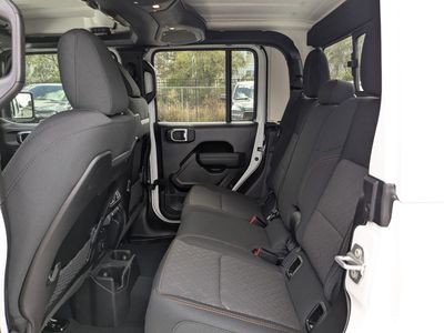 2026 Jeep Gladiator — photo 13 view