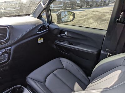 2026 Chrysler Pacifica — photo 19 view