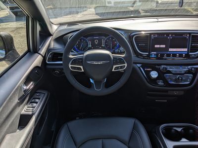 2026 Chrysler Pacifica — photo 18 view