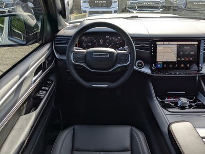 2026 Jeep Grand Wagoneer - Photo 18