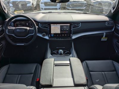 2026 Jeep Grand Wagoneer - Photo 17