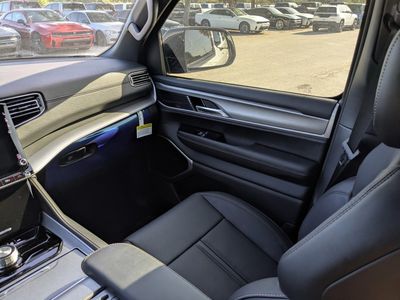 2026 Jeep Grand Wagoneer - Photo 19